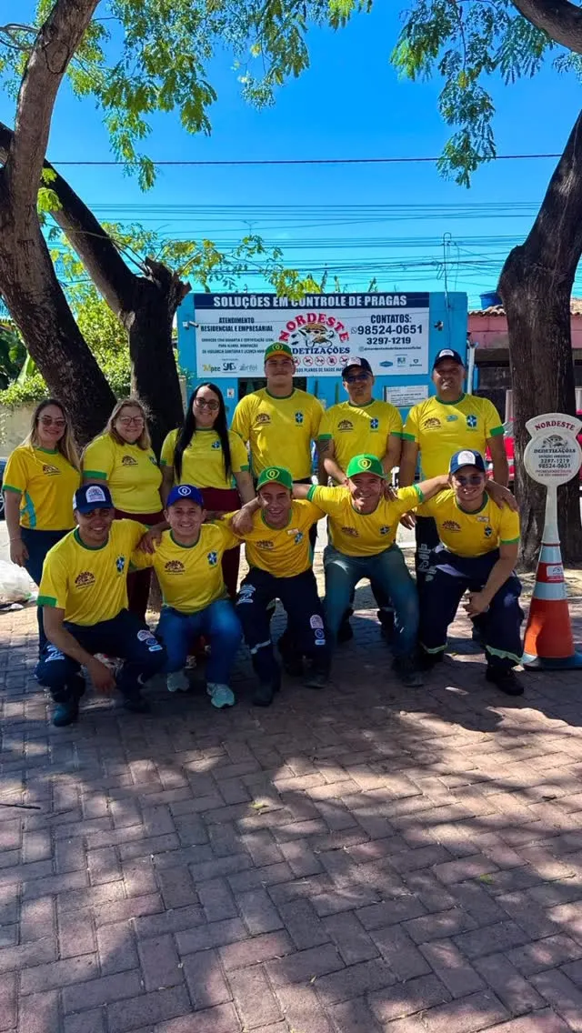 Equipe da Nordeste Dedetizações reunida em frente à empresa